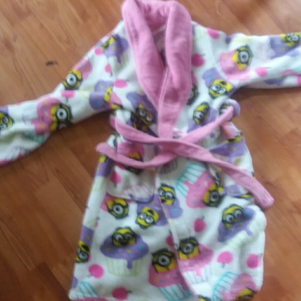 Girl's minion bathrobe